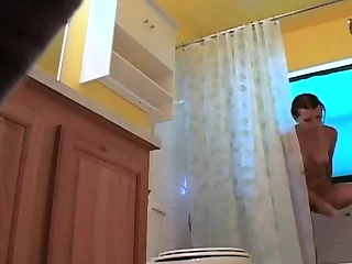 Sister shaves her cunny in the shower